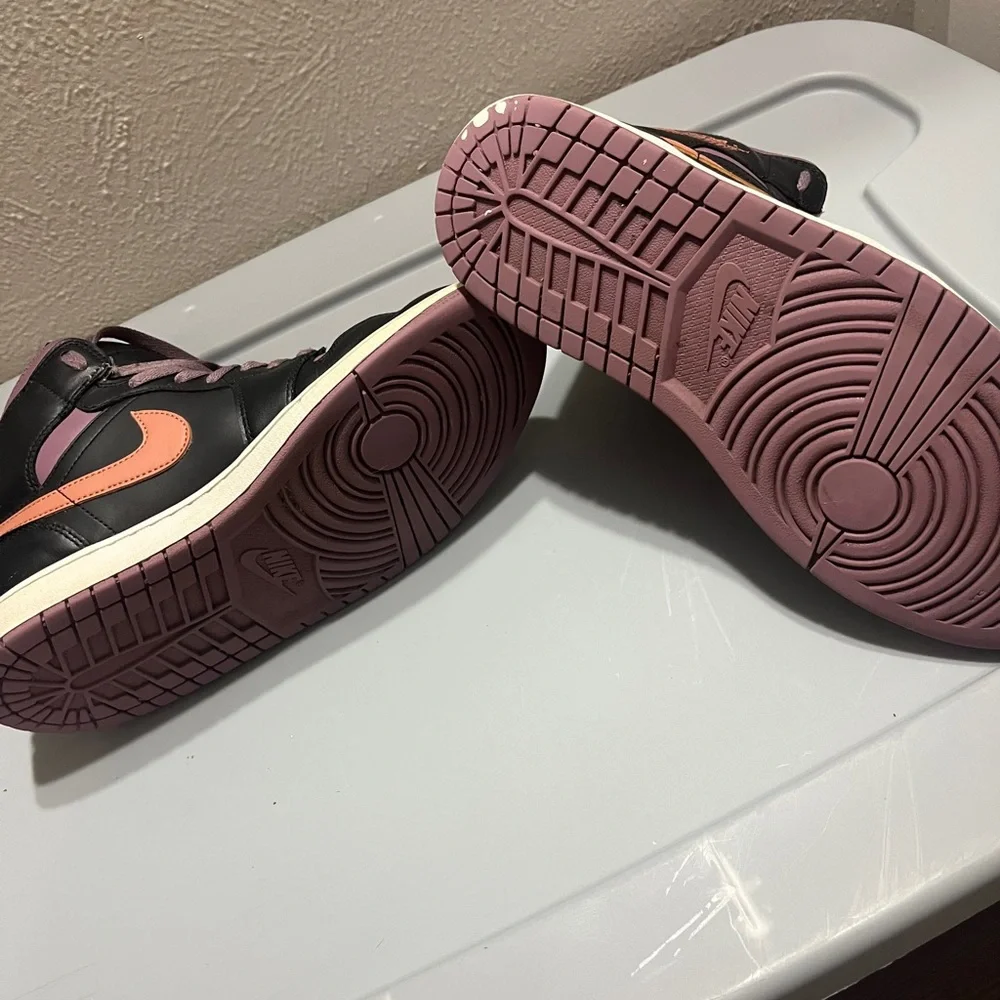 Jordan Sneakers Black and‎ Purple
